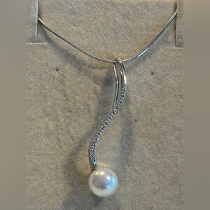 Majorica pearl necklace, with waved diamonds in Sterling silver.